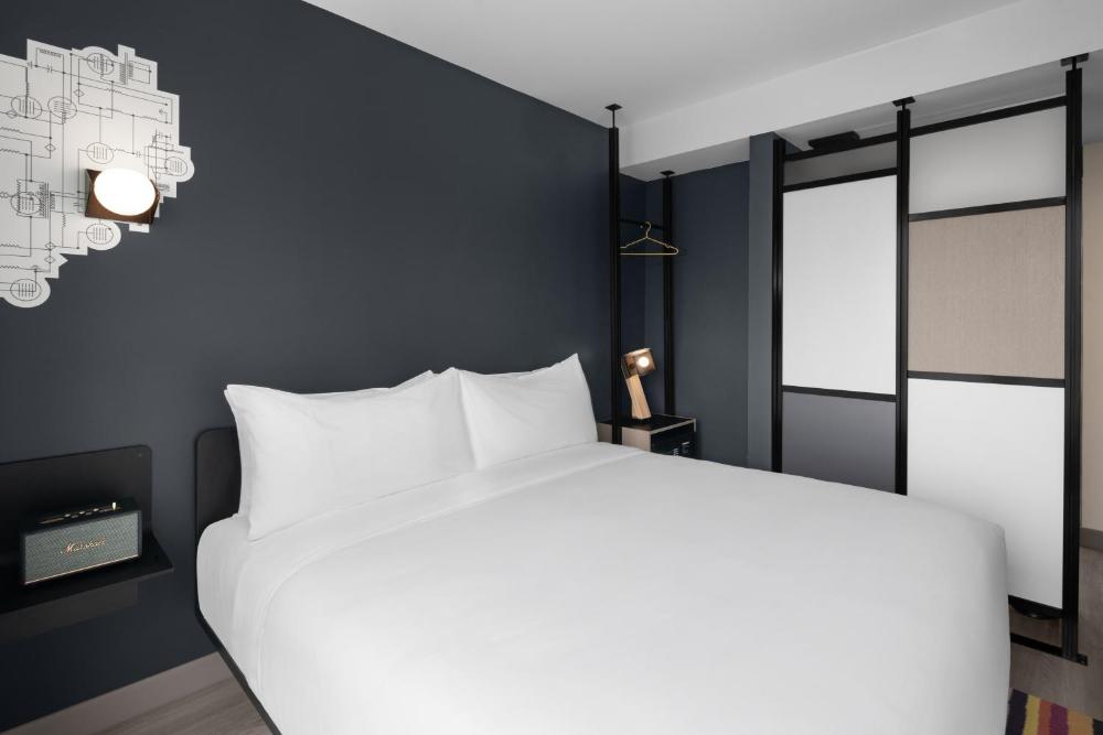 King Room with Roll-in Shower - Mobility and Hearing Accessible interior